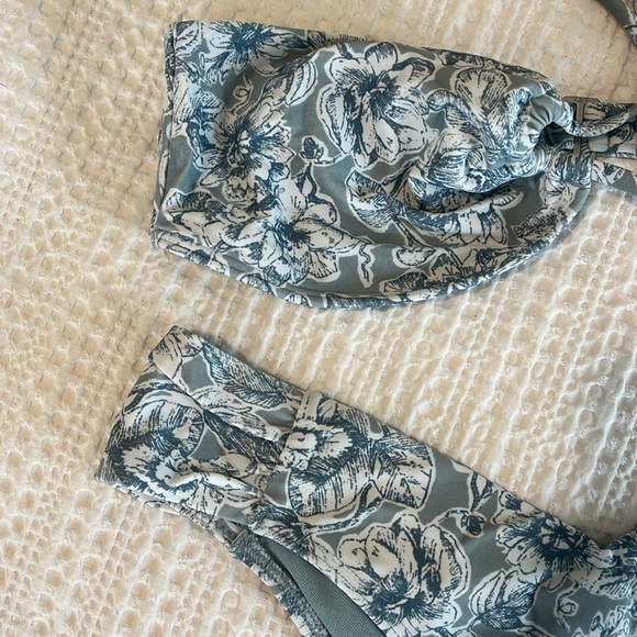 Abercrombie and Fitch Floral Bikini Set in Blue and White - Size Small - Picture 2 of 3